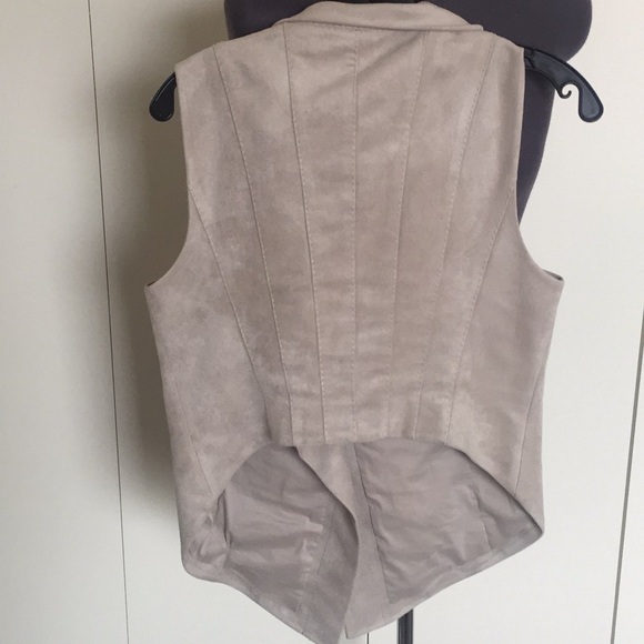 BCBG light tan suede vest gorgeous!! - Picture 3 of 3